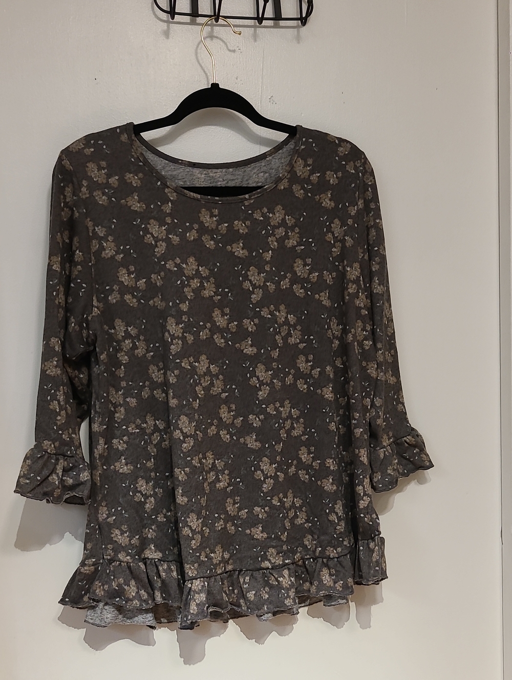 Source Unknown Gray Floral Ruffle-Hem Long Sleeve Tunic